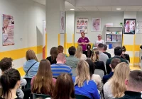 Drzwi otwarte na porodówce  - zdjęcie główne