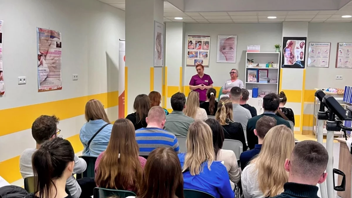 Drzwi otwarte na porodówce 