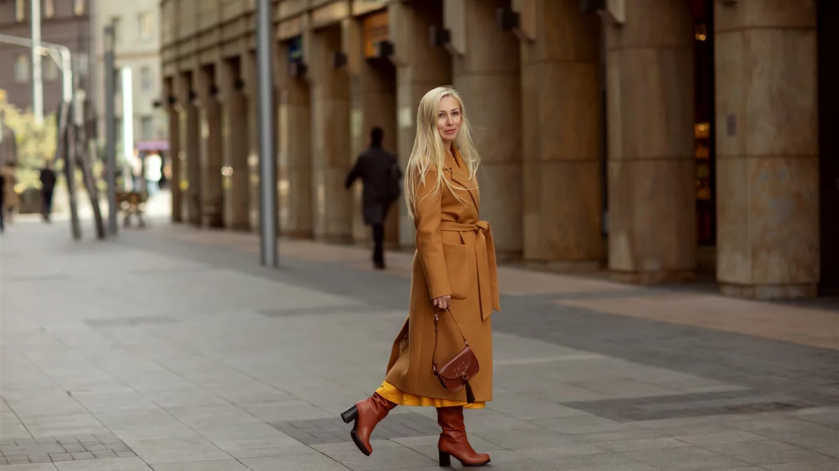 Brązowe kozaki - ciepły akcent kolorystyczny, który ożywi zimowy outfit