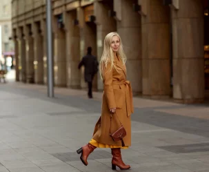 Brązowe kozaki - ciepły akcent kolorystyczny, który ożywi zimowy outfit - zdjęcie główne