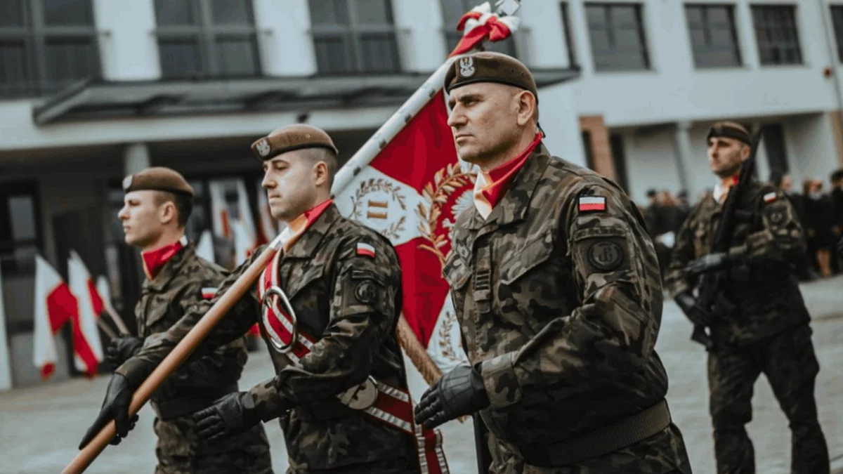 Plakat informujący o Dniu Otwartych Koszar i apel w 114. Limanowskim Batalionie Lekkiej Piechoty