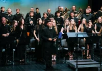 Orkiestra na podium  - zdjęcie główne