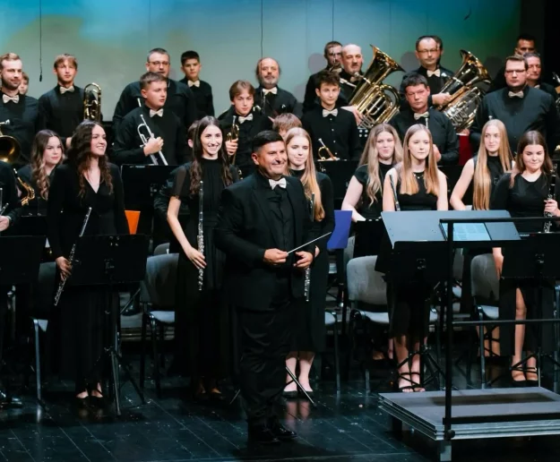Orkiestra na podium  - zdjęcie główne