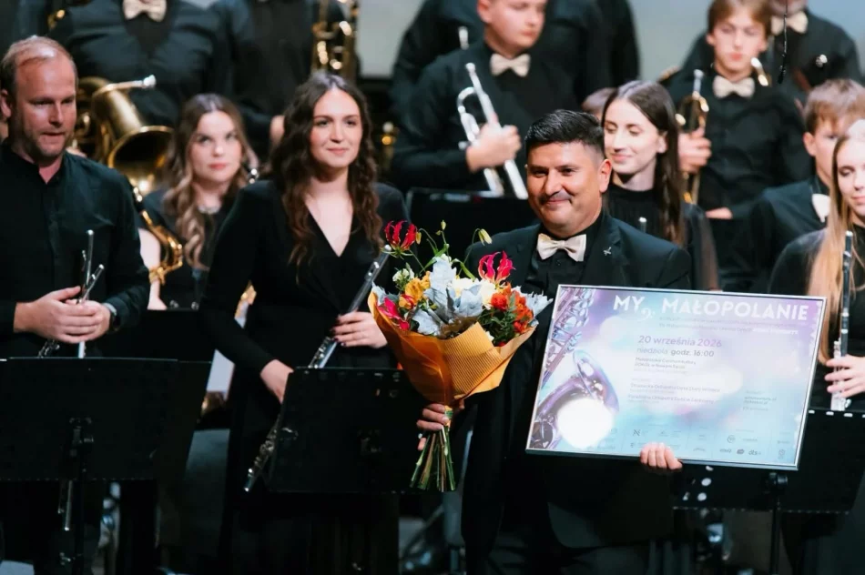 Orkiestra na podium  - zdjęcie 2
