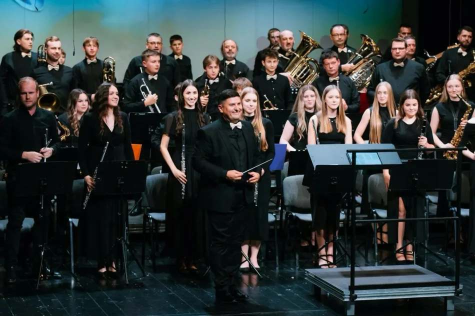Orkiestra na podium  - zdjęcie 4