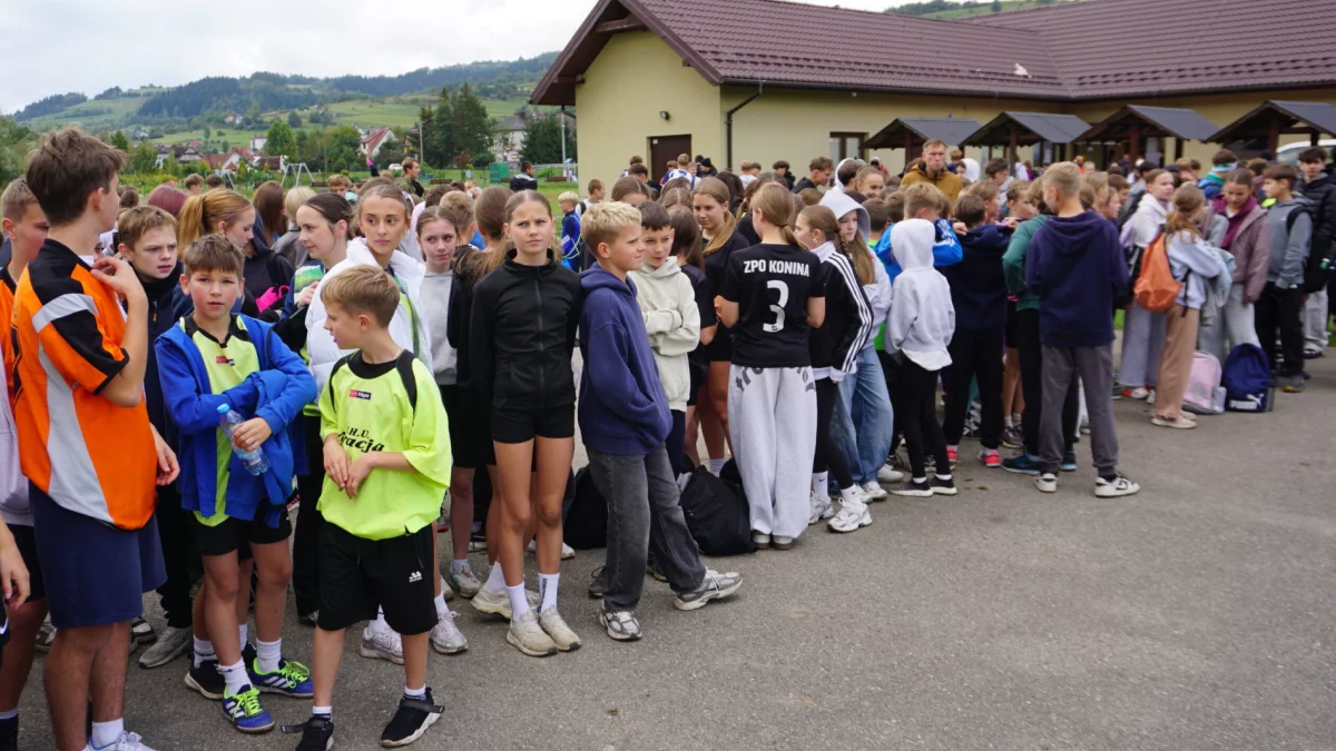 Szkoły rywalizowały w biegach sztafetowych o mistrzostwo powiatu/Fot.: MOS LImanowa.