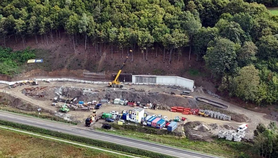 Betonowe konstrukcje zabezpieczą tory  - zdjęcie 1