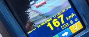 Ferrari pędziło 167 km/h w zabudowanym - zdjęcie główne