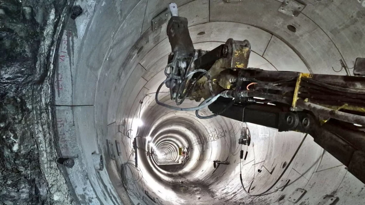 Prace budowlane w tunelu pod Pisarzową na linii kolejowej Podłęże - Piekiełko