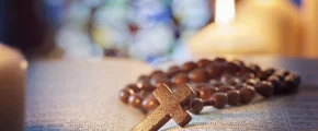Październik miesiącem poświęconym modlitwie różańcowej - zdjęcie główne