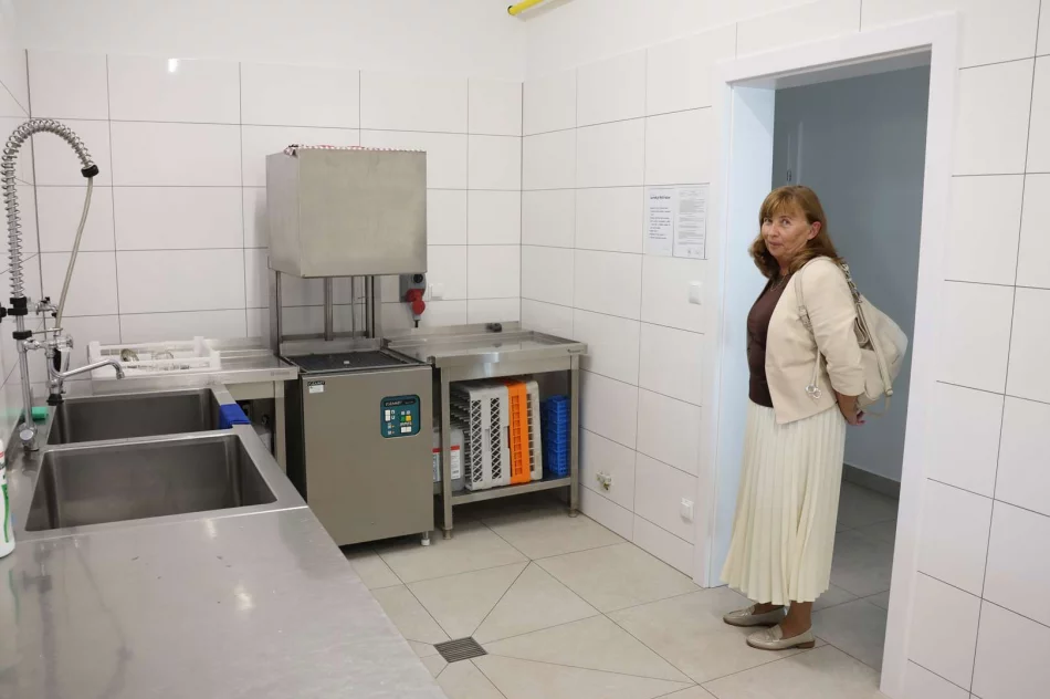 Zmodernizowana kuchnia w ZSP nr 4 już otwarta – inwestycja z myślą o zdrowiu i codziennym komforcie dzieci - zdjęcie 2
