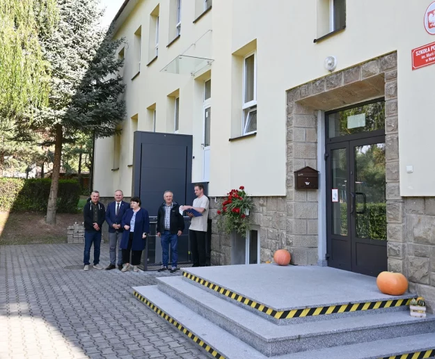 Nowa platforma poprawi dostępność Szkoły Podstawowej w Nowym Rybiu - Zdjęcie główne