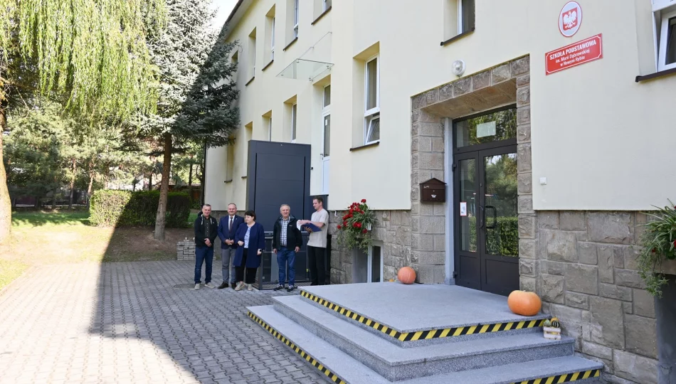 Nowa platforma poprawi dostępność Szkoły Podstawowej w Nowym Rybiu - zdjęcie 1