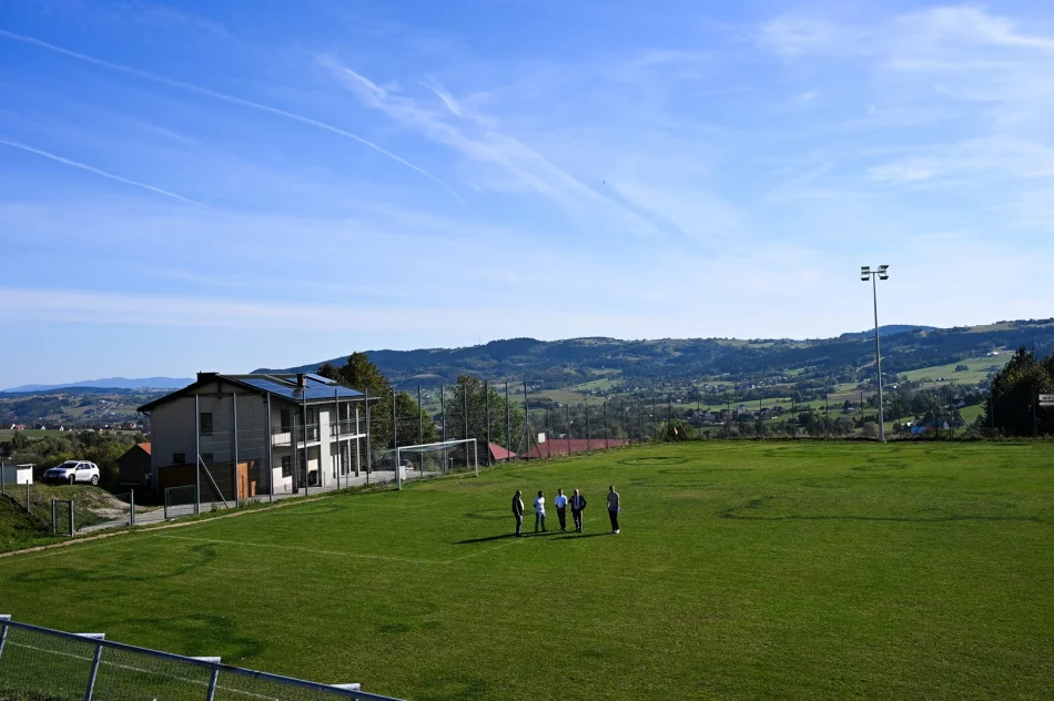 Zmodernizowane oświetlenie stadionu w Pisarzowej - zdjęcie 12