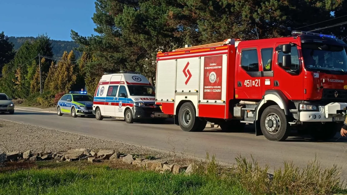 Pojazdy służb na miejscu zdarzenia w Męcinie