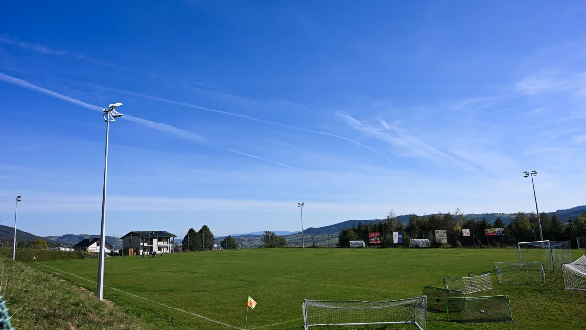 Stadion w Pisarzowej z nowym oświetleniem. Będzie można grać także wieczorami/For. UG Limanowa.