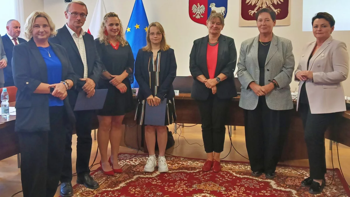 Uczniowie i nauczyciele nagrodzeni podczas XXXVI sesji Rady Miejskiej w Mszanie Dolnej