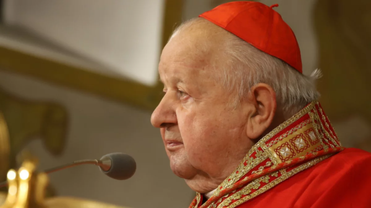 Kard. Stanisław Dziwisz podczas Mszy św. jubileuszowej w kościele parafialnym w Koninie w gminie Niedźwiedź