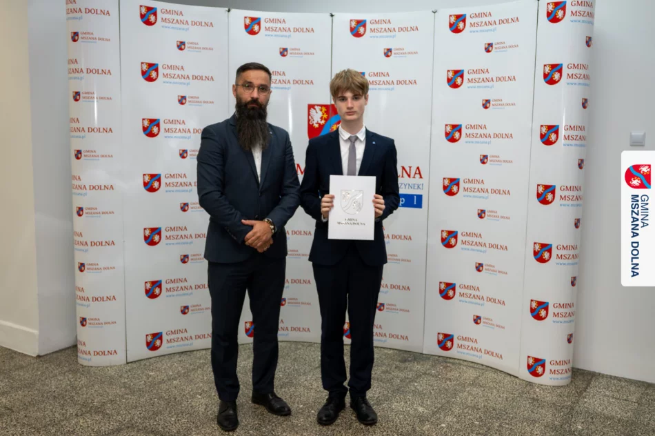 91 powodów do dumy. Wójt Gminy Mszana Dolna wręczył stypendia najzdolniejszym uczniom - zdjęcie 3