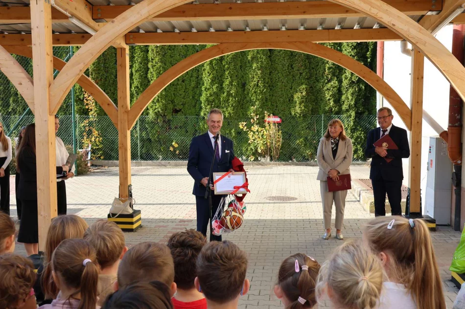 Nowa hala sportowa przy Szkole Podstawowej nr 2 oficjalnie otwarta - zdjęcie 8