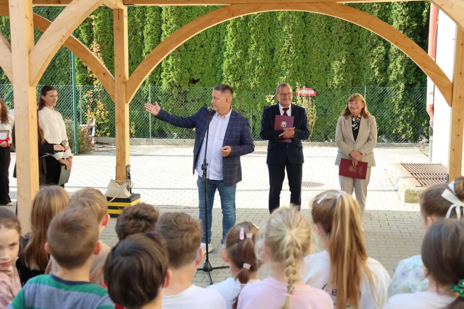 Nowa hala sportowa przy Szkole Podstawowej nr 2 oficjalnie otwarta - zdjęcie 11