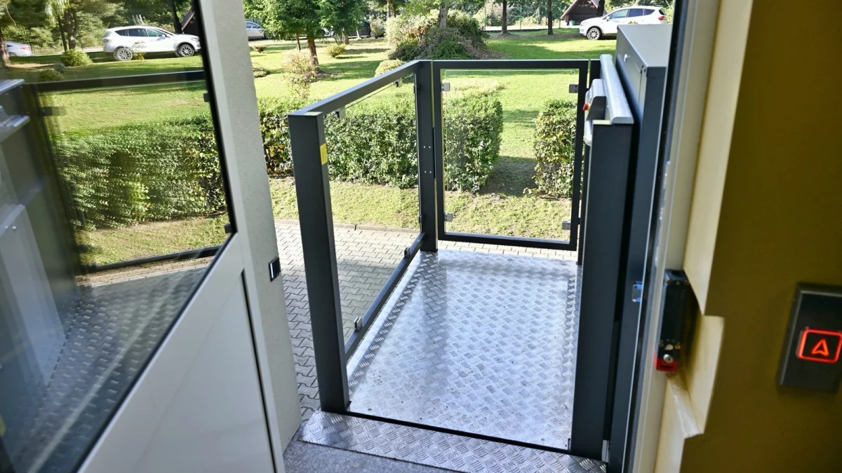 Zewnętrzna pionowa platforma i nowe wejście do Szkoły Podstawowej w Nowym Rybiu w gminie Limanowa