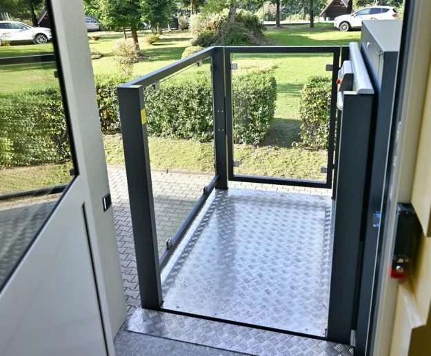 Platforma przed wejściem do szkoły  - zdjęcie główne
