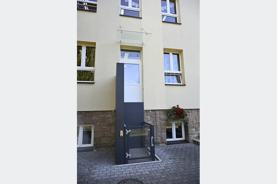 Platforma przed wejściem do szkoły  - zdjęcie 4