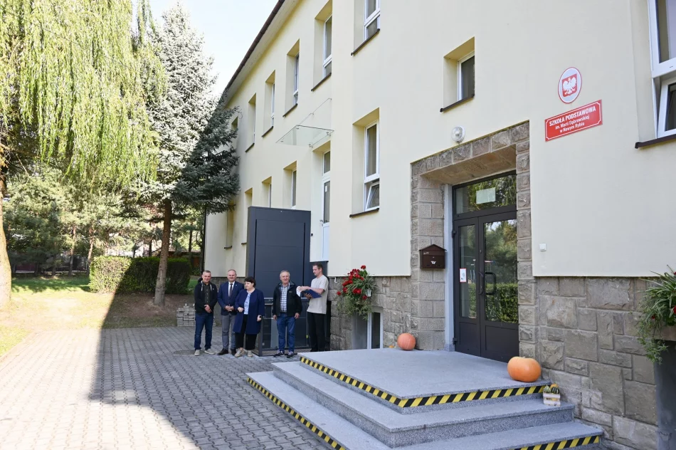 Platforma przed wejściem do szkoły  - zdjęcie 7