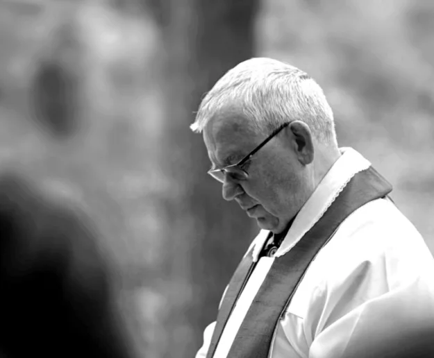 Romano raszaj - romski ksiądz - zdjęcie główne