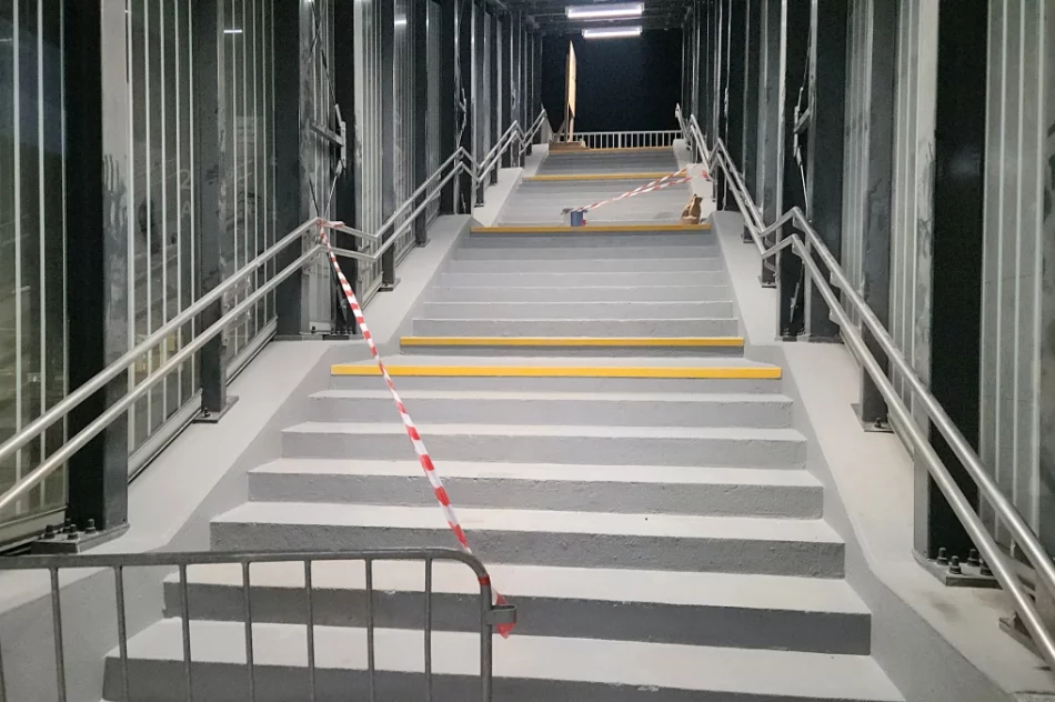 Zobacz stację i przejście pod torami. Windy nie działają, jest ponad 80 schodów (ZDJĘCIA) - zdjęcie 42