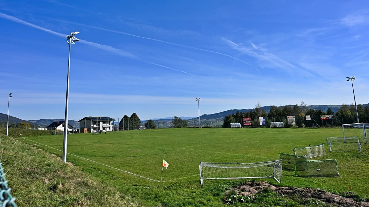 Stadion sportowy w Pisarzowej z oświetleniem boiska piłkarskiego i budynkiem zaplecza szatniowego z instalacją fotowoltaiczną