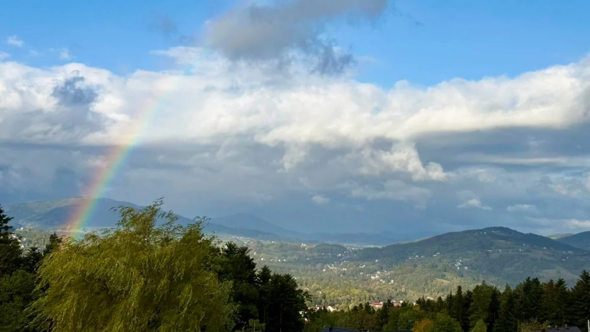 Poranna tęcza nad Limanową w tle Ropień, Śnieżnica, Paproć
