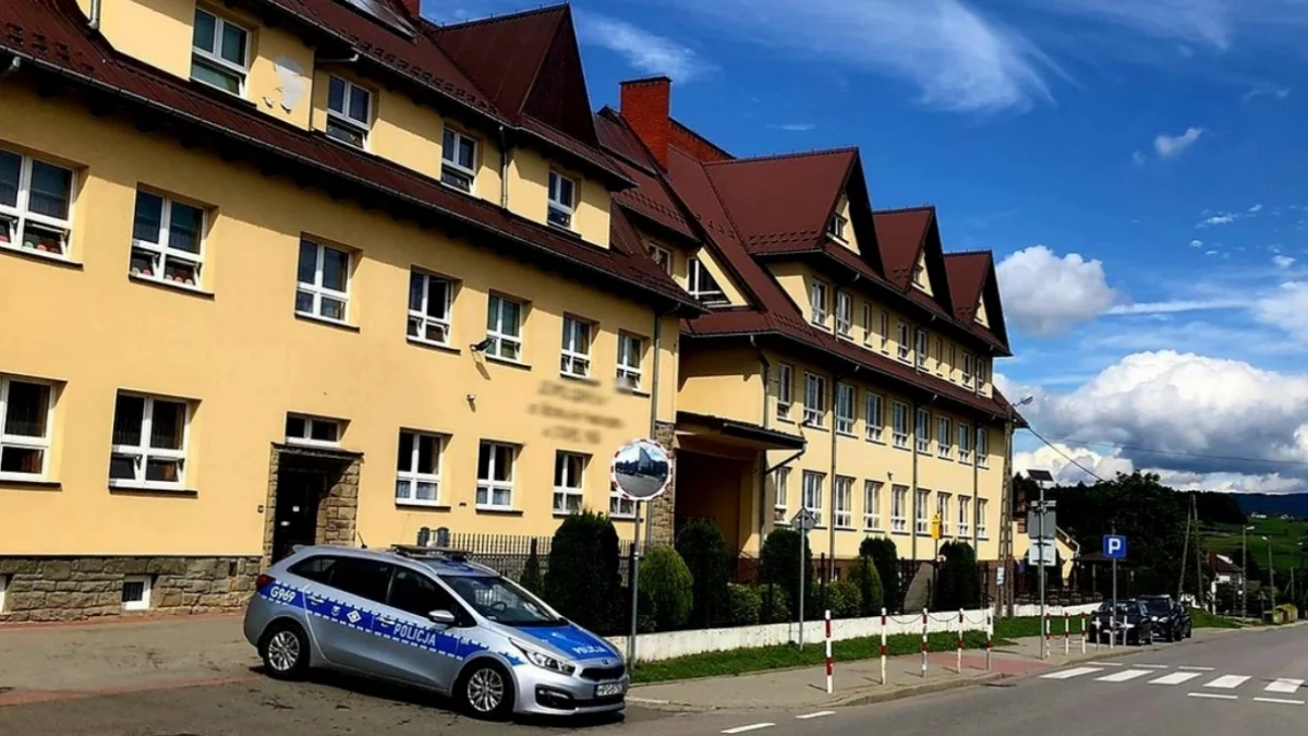 Patrole przy szkołach. Policyjny negocjator o "krwawym piątku" i panice w społeczeństwie