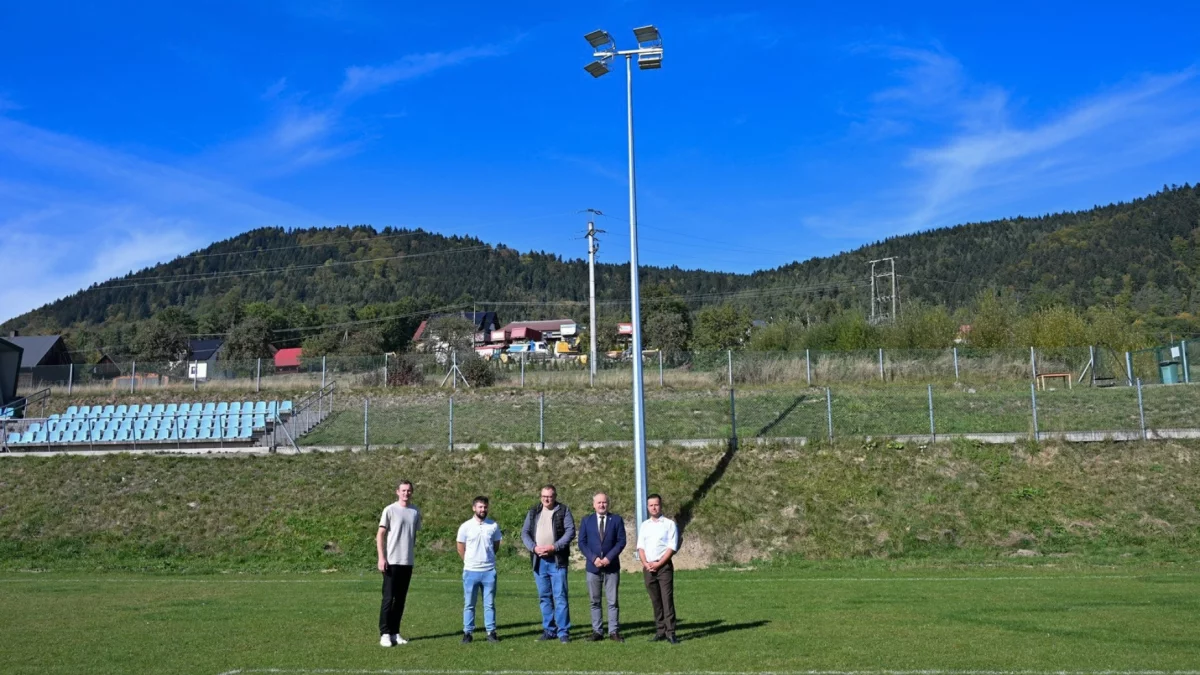 Zmodernizowane oświetlenie stadionu w Pisarzowej