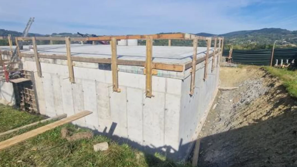 Budowa zapasowego zbiornika wody surowej o pojemności 700 m³ w Podłopieniu w gminie Tymbark