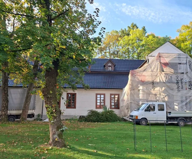 Rozpoczął się remont balkonu i frontowej elewacji Dworu Marsów - Zdjęcie główne