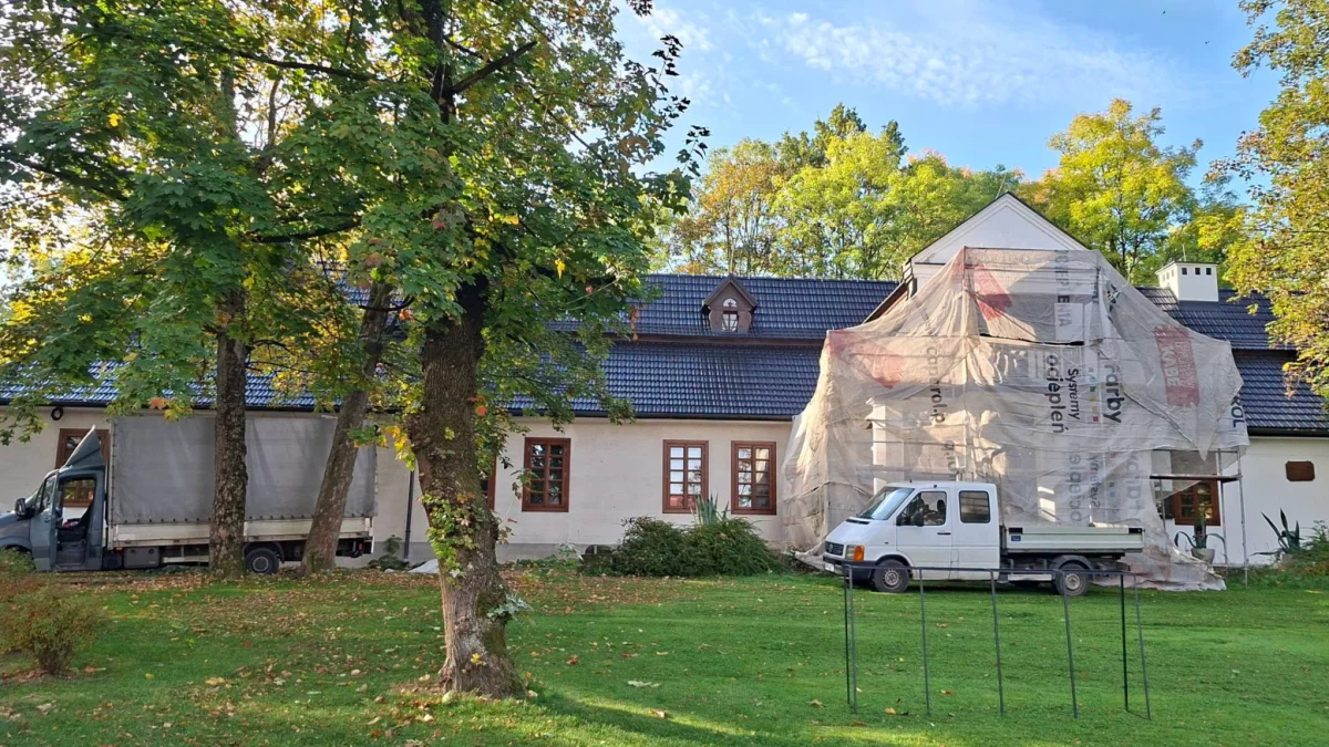 Rozpoczął się remont balkonu i frontowej elewacji Dworu Marsów