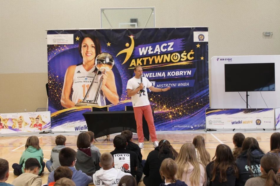 „Włącz Aktywność” – wyjątkowe spotkanie z gwiazdami polskiej koszykówki w Szkole Podstawowej nr 3  - zdjęcie 7