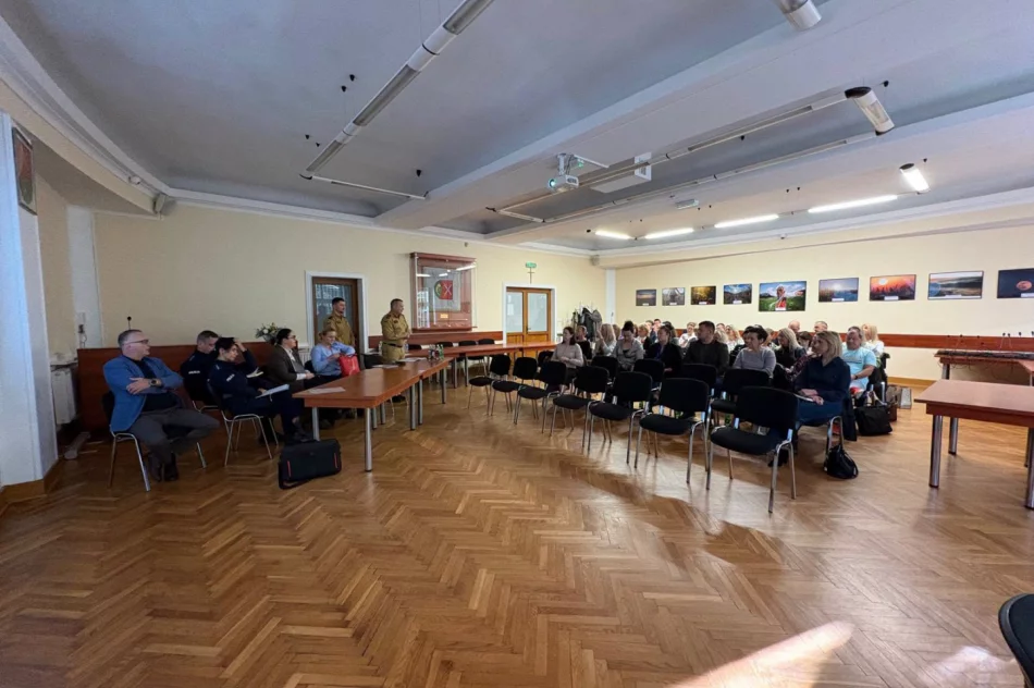 Strażacy uczą, jak reagować na alarm w szkole - zdjęcie 4