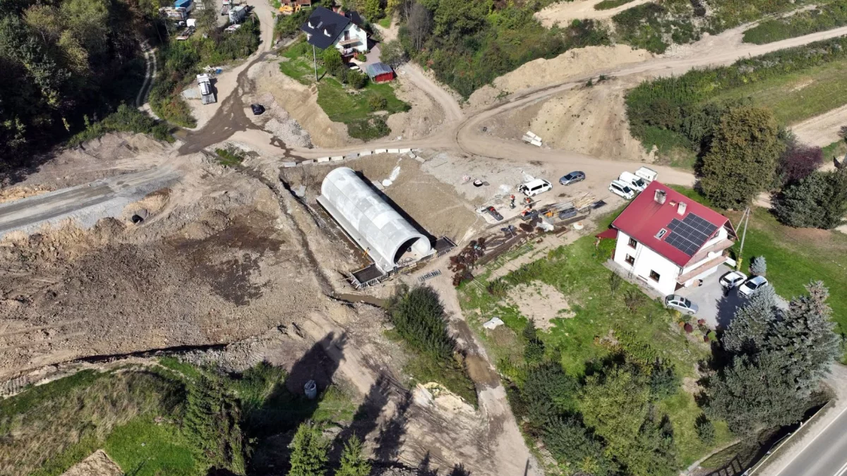 Betonowa konstrukcja nowego mostu kolejowego w Mszanie Dolnej na linii kolejowej nr 104 podczas przebudowy