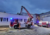 Pożar przy szpitalu, na miejscu 5 zastępów straży i policja - zdjęcie główne