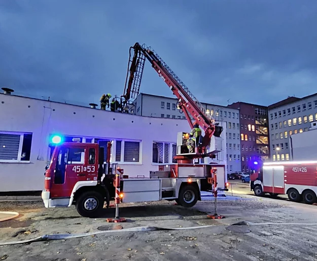 Pożar przy szpitalu, na miejscu 5 zastępów straży i policja - zdjęcie główne