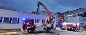 Pożar przy szpitalu, na miejscu 5 zastępów straży i policja - zdjęcie główne