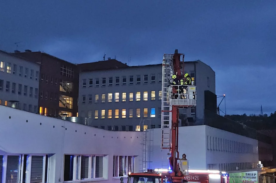 Pożar przy szpitalu, na miejscu 5 zastępów straży i policja - zdjęcie 5