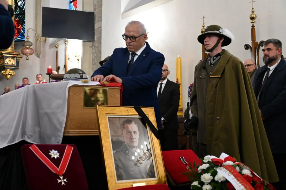 Po 61 latach gen. Giza spoczął w rodzinnym grobowcu - zdjęcie 9