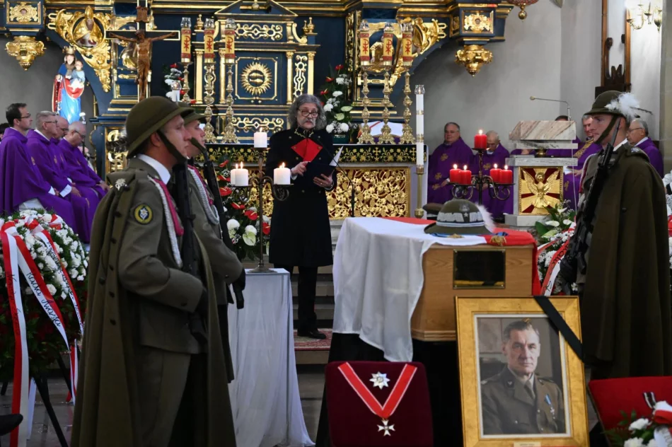 Po 61 latach gen. Giza spoczął w rodzinnym grobowcu - zdjęcie 14