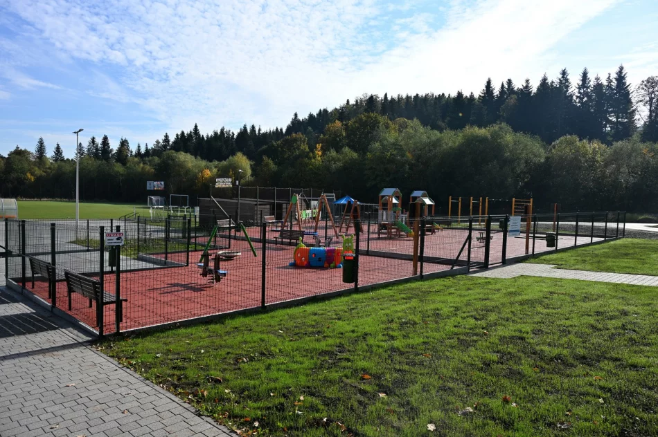 Nowy plac zabaw i strefa rekreacji w Starej Wsi I już gotowe! - zdjęcie 3