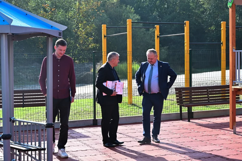 Nowy plac zabaw i strefa rekreacji w Starej Wsi I już gotowe! - zdjęcie 12