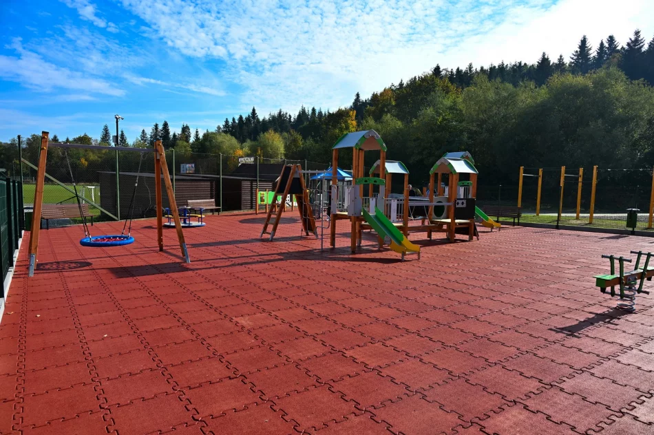 Nowy plac zabaw i strefa rekreacji w Starej Wsi I już gotowe! - zdjęcie 16